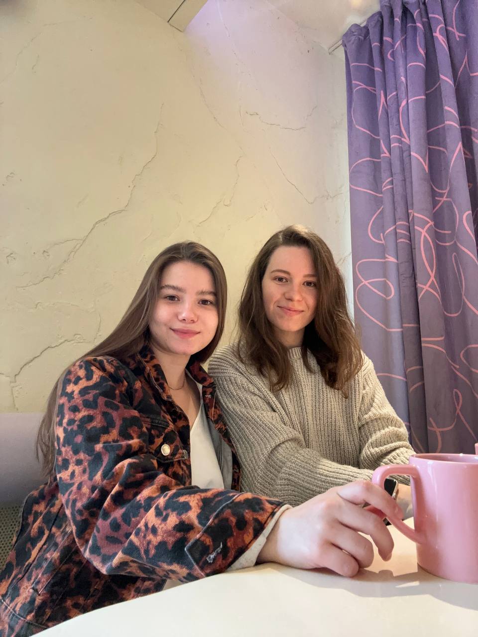 Найдите на фото двух счастливых подкастеров 💘
Вы, наверное, думаете: «Наверное, они встретились, чтобы всё обсудить, распланировать третий сезон подкаста, записать 100 выпусков вперёд…»
А вот и нет 🙌
... | Сетка — социальная сеть от hh.ru