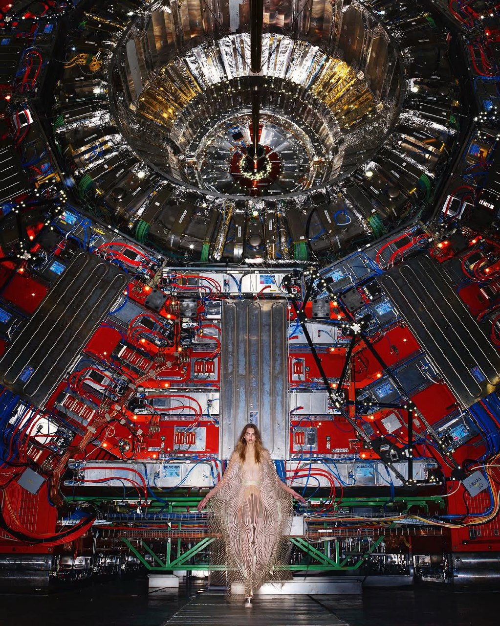 скаутинг локации невозможного уровня. съемка Ника Найта для Iris Van Herpen внутри одного из самых значимых научных объектов человечества — большого адронного коллайдера CERN | Сетка — социальная сеть от hh.ru