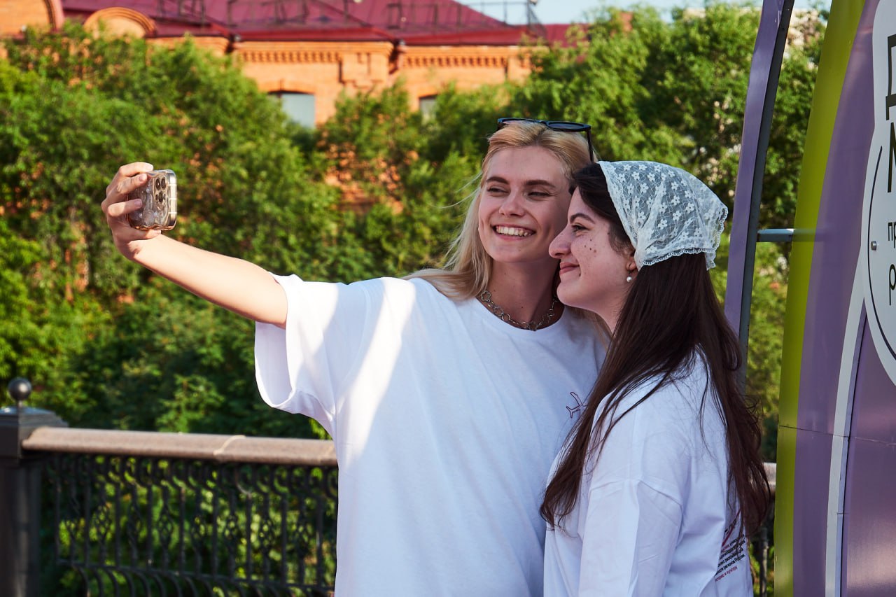 Хабаровск уже пошумел — мощно и по делу! 💌
Центр «ШУМ» организовал 5 блог-туров в разные регионы страны в рамках Дня молодёжи, и Хабаровск стал одной из ключевых точек притяжения | Сетка — социальная сеть от hh.ru