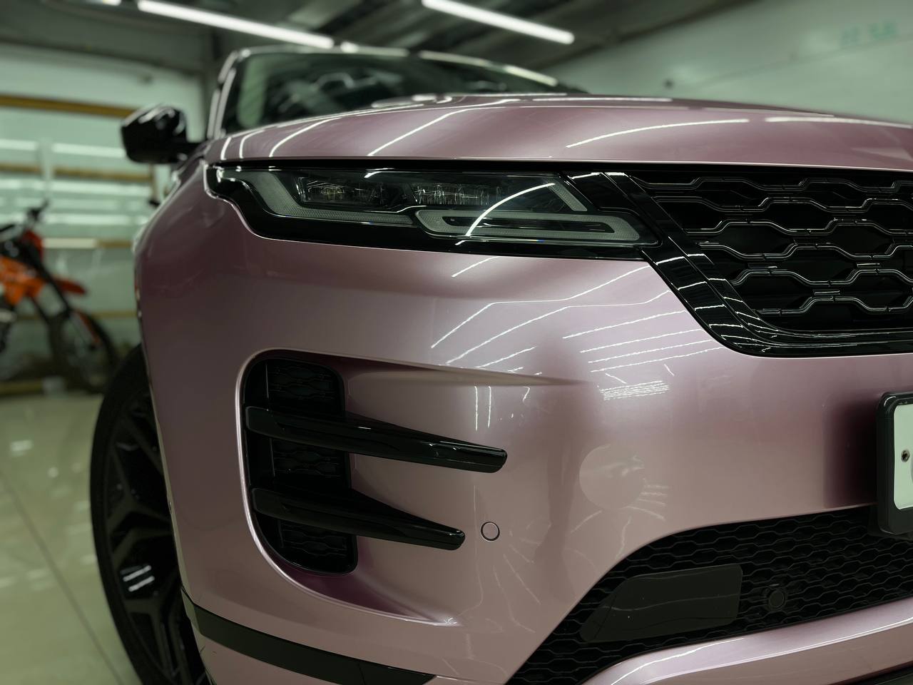 ТВОЯ ТАЧКА МОЩНАЯ, А ВЫГЛЯДИТ КАК ВСЕ?
⠀
Царапины, выгоревшая краска, матовость от мойки…
Даже если ты ухаживаешь за машиной — время всё равно делает своё дело | Сетка — социальная сеть от hh.ru