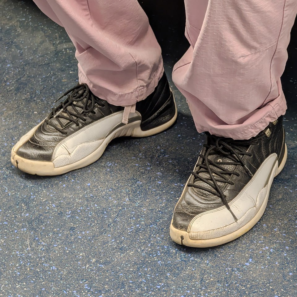 Air Jordan 12 Retro “Royalty”😎
Черно-белая цветовая схема, словно смокинг в мире кроссовок: строго, контрастно и с достоинством. А золотые вставки — как запонки на этом смокинге | Сетка — социальная сеть от hh.ru