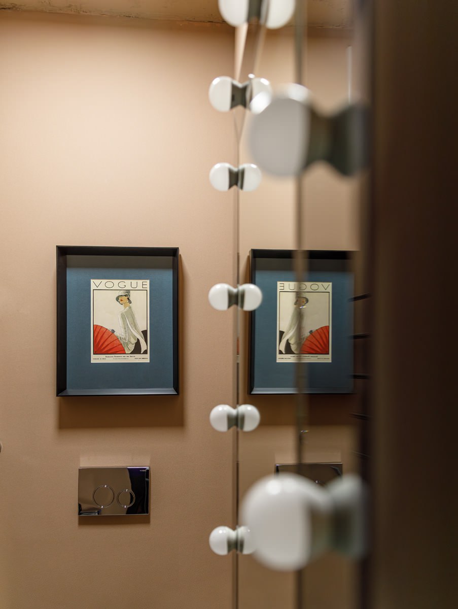 Дизайнер Татьяна Крыгина создала недалеко от центра Краснодара по сути настоящее французское бистро — с ненавязчивым интерьером, сдобренным элегантными потертостями | Сетка — социальная сеть от hh.ru