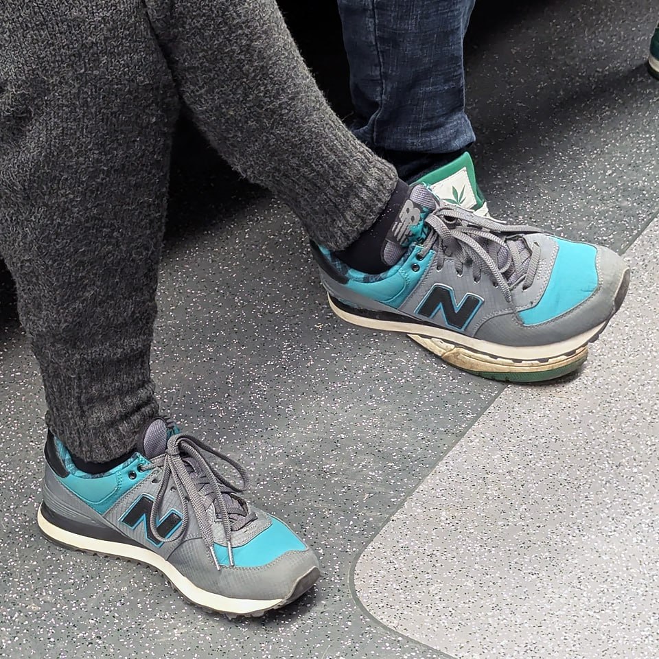 Лето, говорите? 🥶🌧 Ну-ну. 
В Москве сегодня такой холод, что шаурма остывает быстрее, чем ты доходишь до лавочки | Сетка — социальная сеть от hh.ru