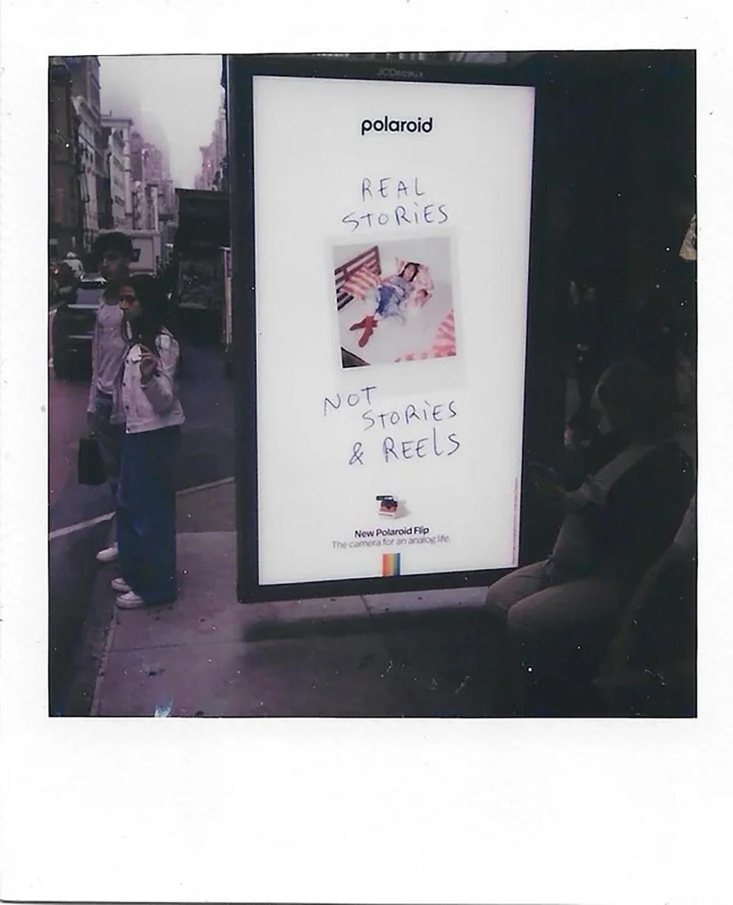 Классная кампания от Polaroid. Они запустили наружку с призывом вернуться к настоящему. Слоган кампании так и звучит: «Вернёмся к реальному» | Сетка — социальная сеть от hh.ru