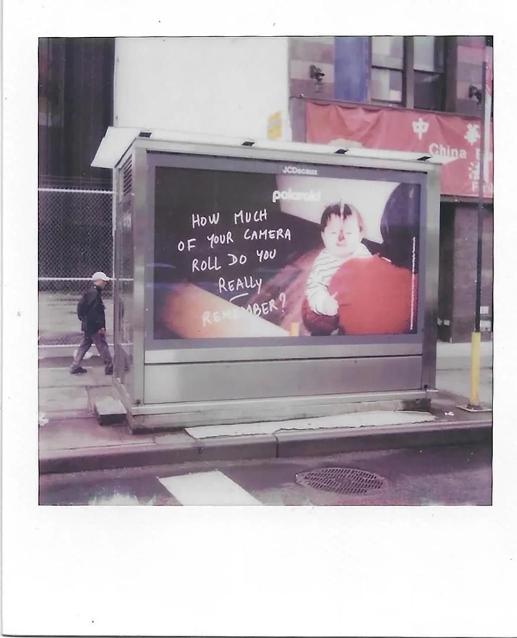 Классная кампания от Polaroid. Они запустили наружку с призывом вернуться к настоящему. Слоган кампании так и звучит: «Вернёмся к реальному» | Сетка — социальная сеть от hh.ru
