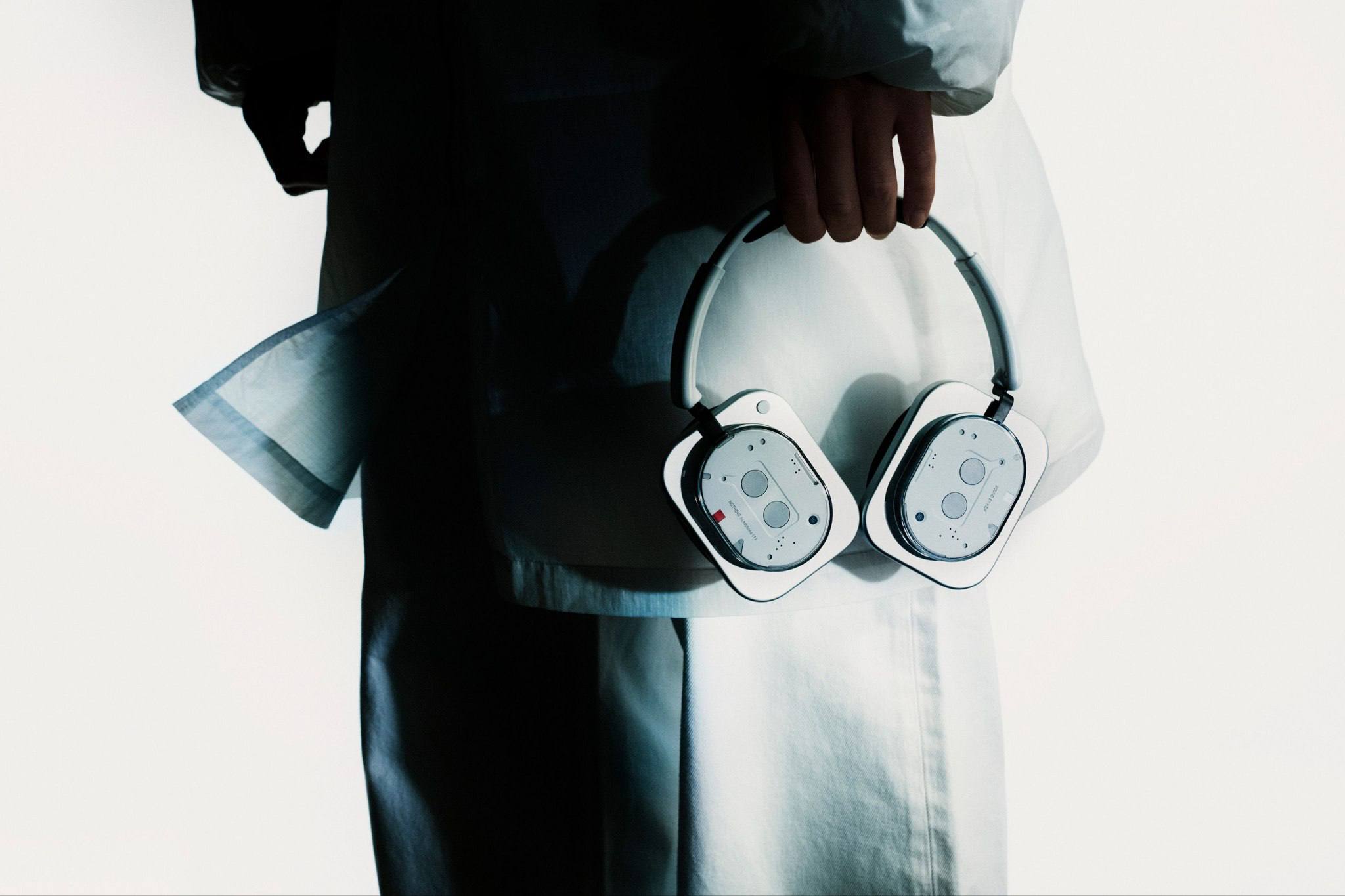 Nothing — накладные наушники Headphone (1)
Разработаны в сотрудничестве с KEF, которые отвечали за настройку звука. Вес всего 329 г, активное шумоподавление до 42 дБ с адаптивным ИИ | Сетка — социальная сеть от hh.ru