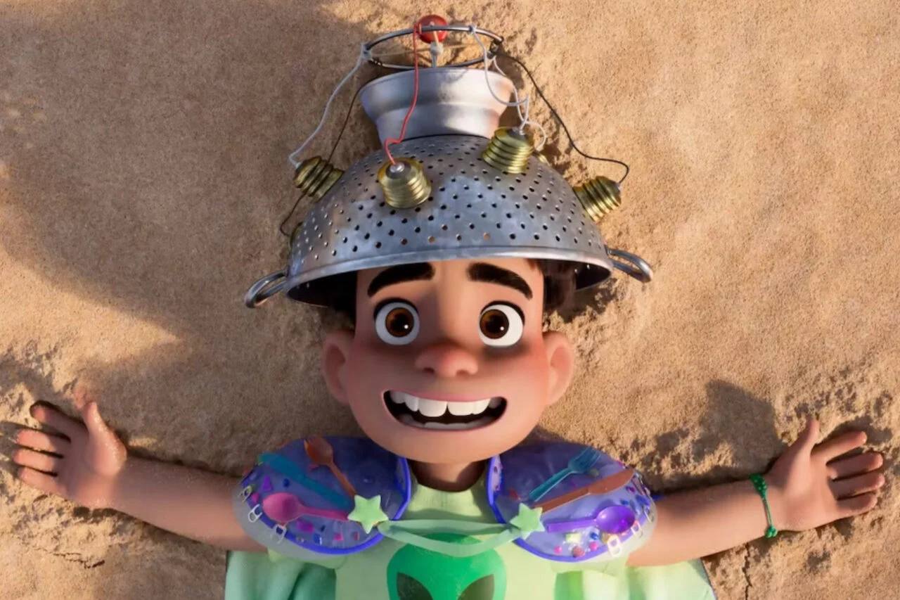 В свежем проекте Pixar "Элио" были переработки, особенно в части удаления «квир-нарратива»
Режиссер Адриан Молина изначально задумывал главного героя Элио как квир персонажа , отражая его собственную ... | Сетка — социальная сеть от hh.ru