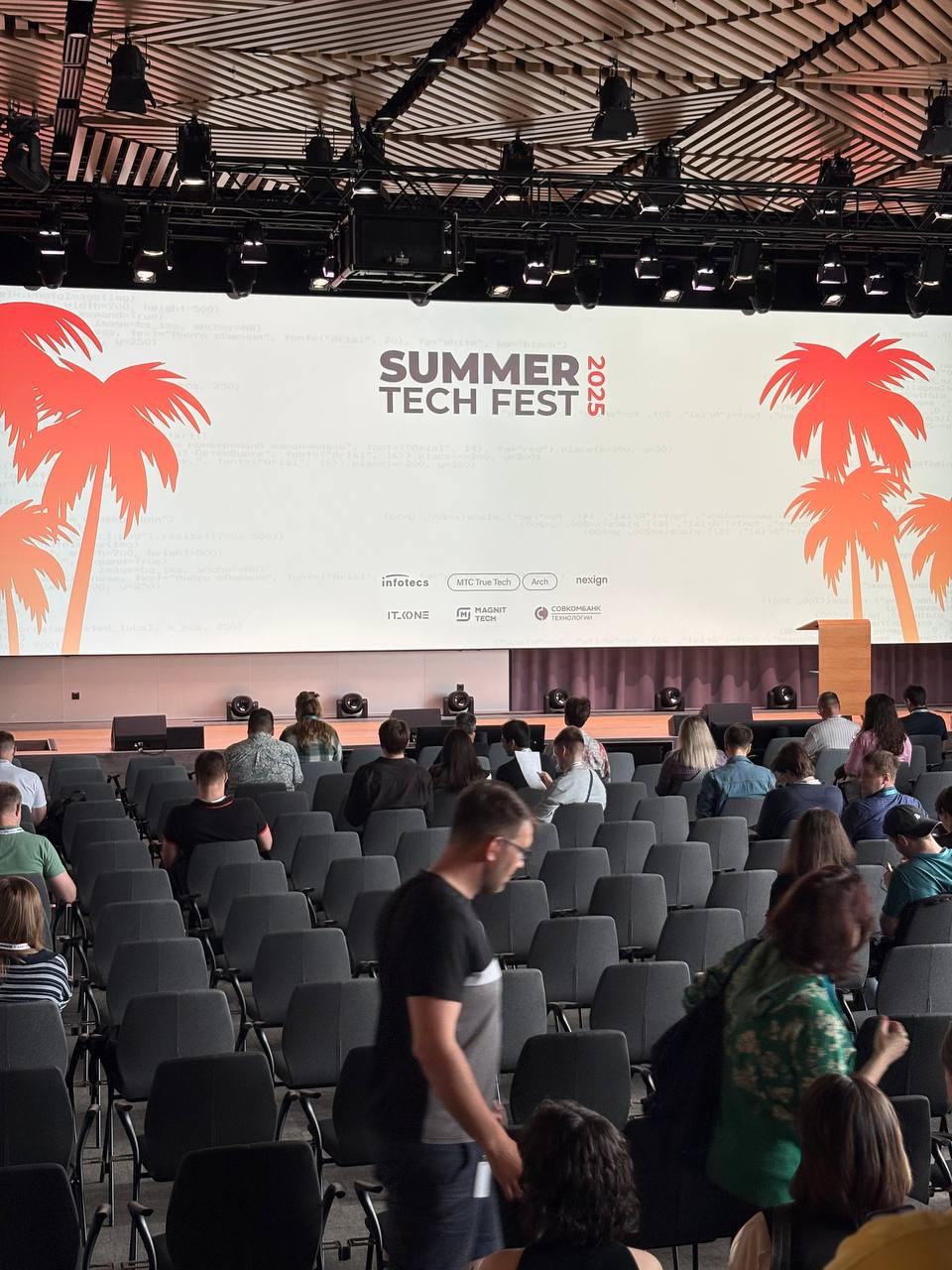 Summer Tech Fest 2025: итоги ресурсного батла #2
В субботу на Summer Tech Fest 2025 прошёл второй ресурсный батл.
Участники высоко оценили обновлённые правила — это значит, что путь выбран верно | Сетка — социальная сеть от hh.ru