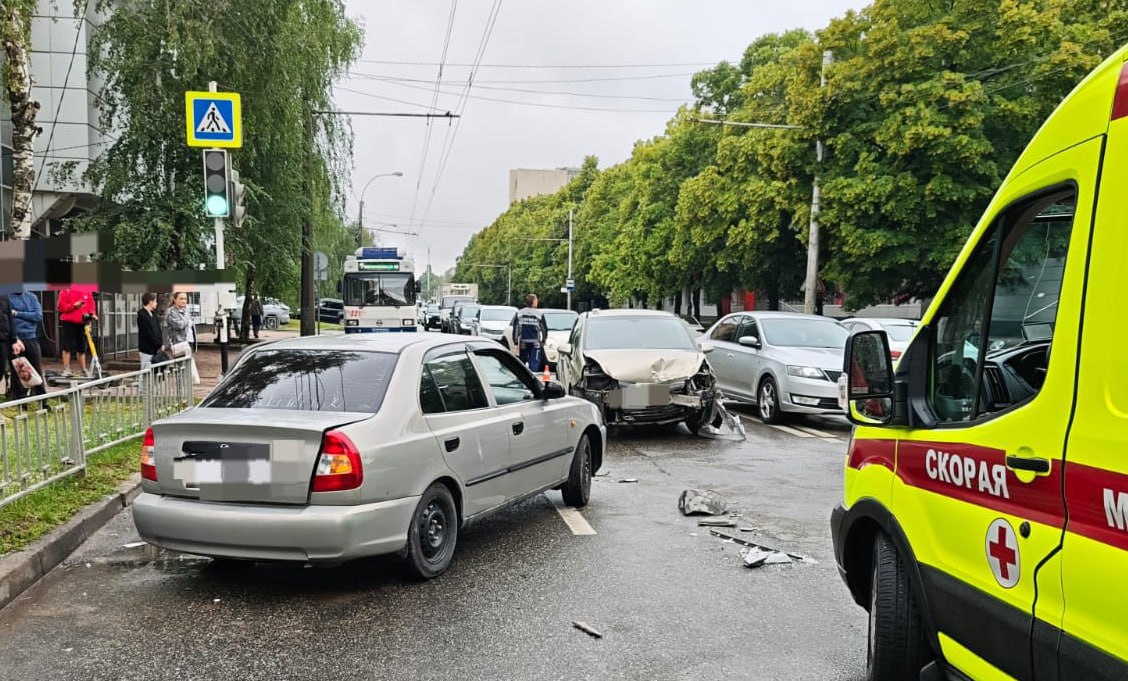 На юге Ставрополя два человека пострадали в ДТП
Авария произошла вчера около 11:20 на улице 50 лет ВЛКСМ. Водитель Hyundai, выезжавший с прилегающей территории, столкнулся с иномаркой Opel | Сетка — социальная сеть от hh.ru