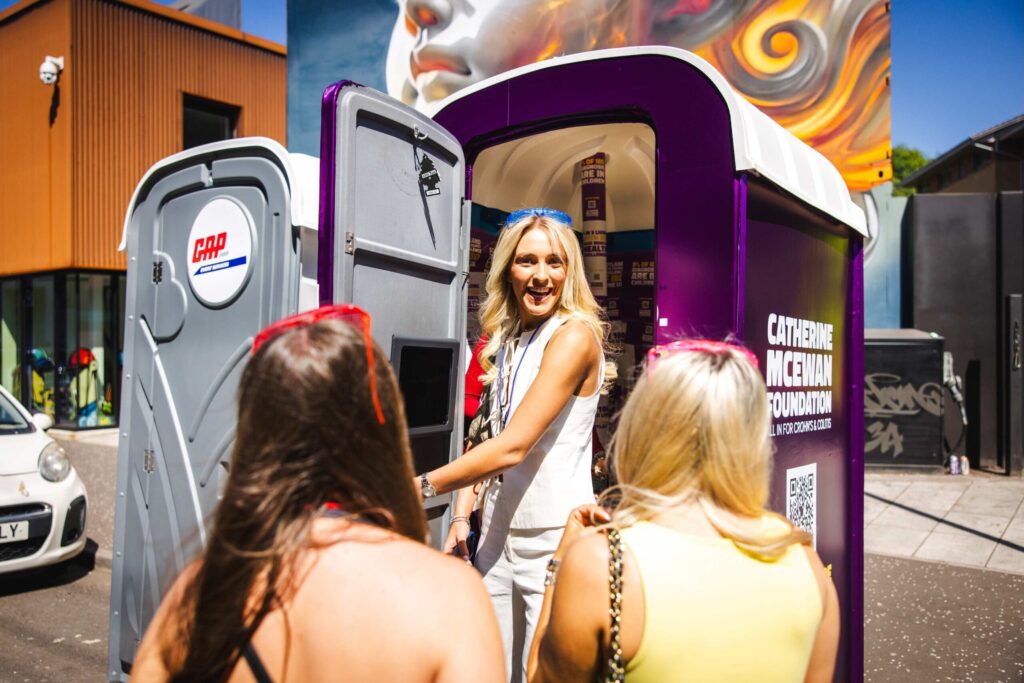 В рамках Всемирного дня борьбы с ВЗК Фонд Кэтрин Макьюэн провел яркую кампанию в Глазго, установив специальную туалетную кабинку возле площадки SWG3 | Сетка — социальная сеть от hh.ru