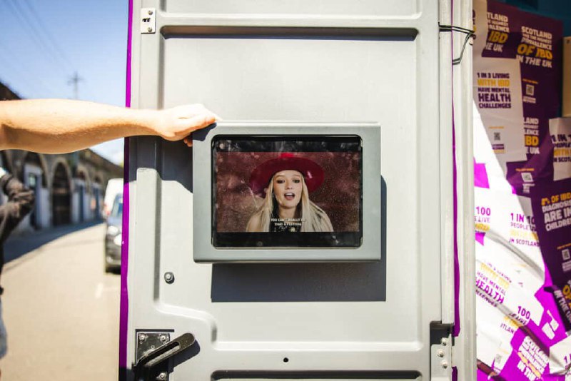 В рамках Всемирного дня борьбы с ВЗК Фонд Кэтрин Макьюэн провел яркую кампанию в Глазго, установив специальную туалетную кабинку возле площадки SWG3 | Сетка — социальная сеть от hh.ru