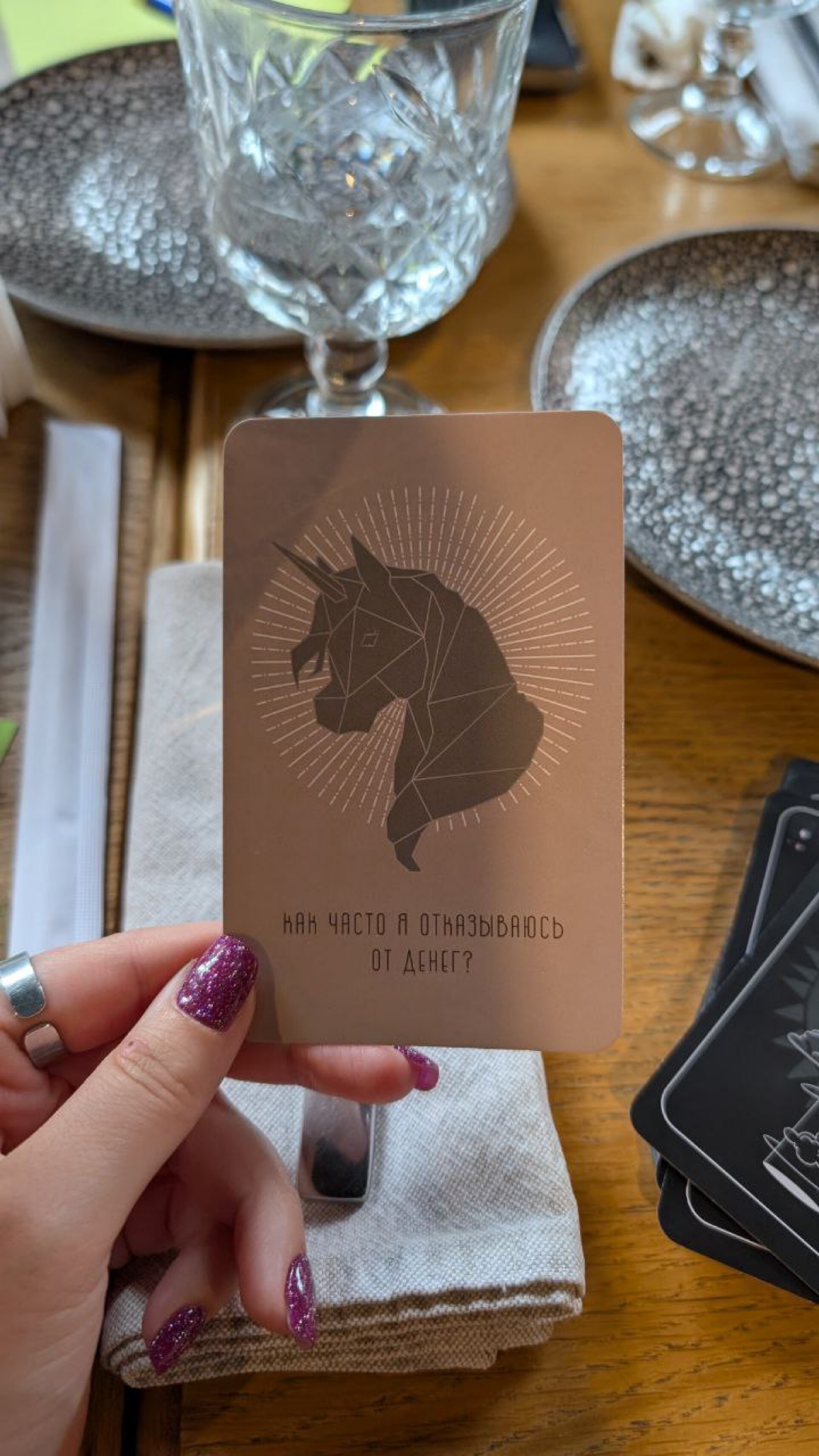 В воскресенье прошла моя первая нетворк-встреча – и это было 🔥
Столько общения, инсайтов, работа с метафорическими картами, подарки участницам | Сетка — социальная сеть от hh.ru