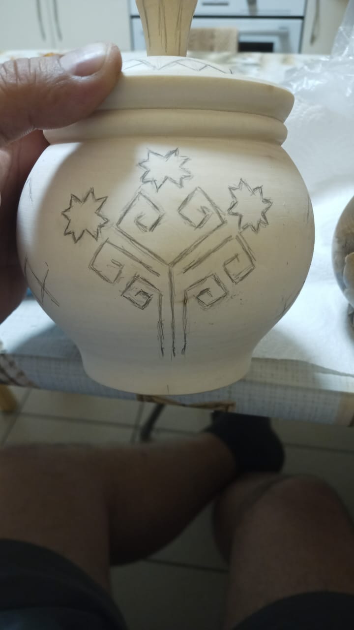 Приветствую всех!
Новую работу начал — большую сахарницу. По пожеланию заказчика украсил её традиционными орнаментами чувашского народа | Сетка — социальная сеть от hh.ru