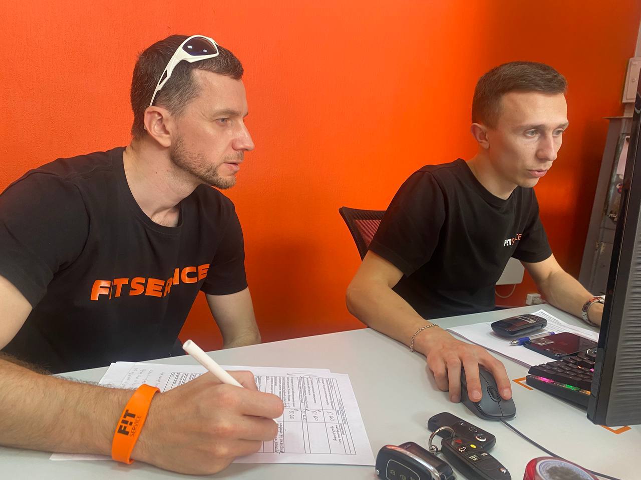 ТОП-менеджеры УК провели день в автосервисах!
«Выезд в поля» или как команда руководителей погружалась в рабочие процессы автосервисов ⭐️
1 июля ТОП-менеджеры и руководители отделов отправилась на ста... | Сетка — социальная сеть от hh.ru