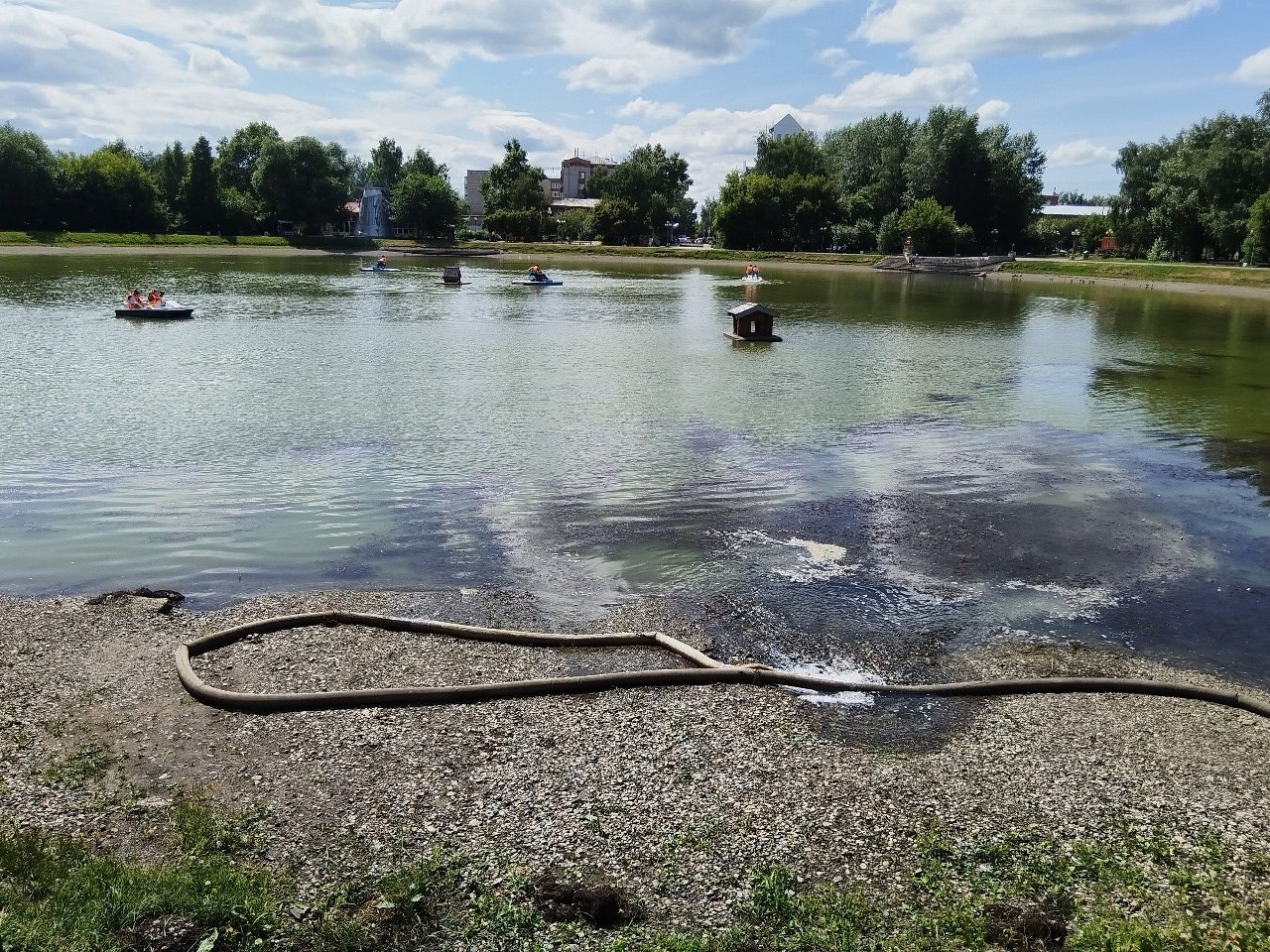 💧Томский водоканал наполнил Белое озеро чистой артезианской водой
В озеро через специальную систему, подключенную к пожарному гидранту, поступило 5 000 кубометров артезианской воды | Сетка — социальная сеть от hh.ru
