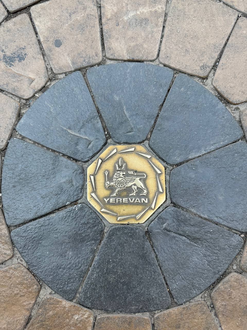 Обещала рассказать про еще один ереванский мэджик, если вы поставите плюсы под постом.
Три дорогих мне человека поставили на троих штук 20 плюсов. И я расскажу вам о меджике | Сетка — социальная сеть от hh.ru