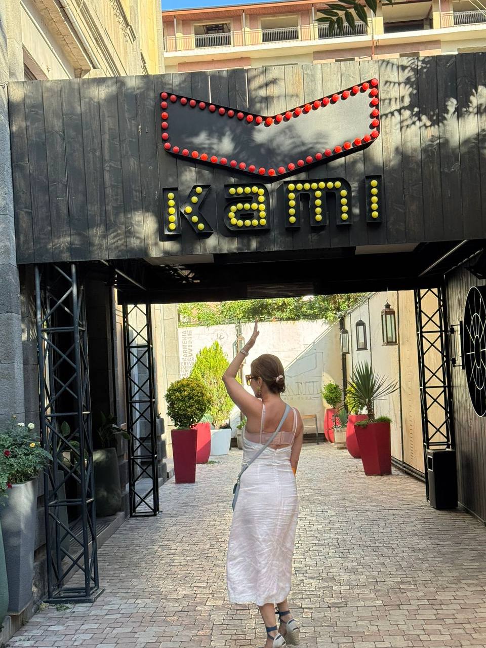 Обещала рассказать про еще один ереванский мэджик, если вы поставите плюсы под постом.
Три дорогих мне человека поставили на троих штук 20 плюсов. И я расскажу вам о меджике | Сетка — социальная сеть от hh.ru