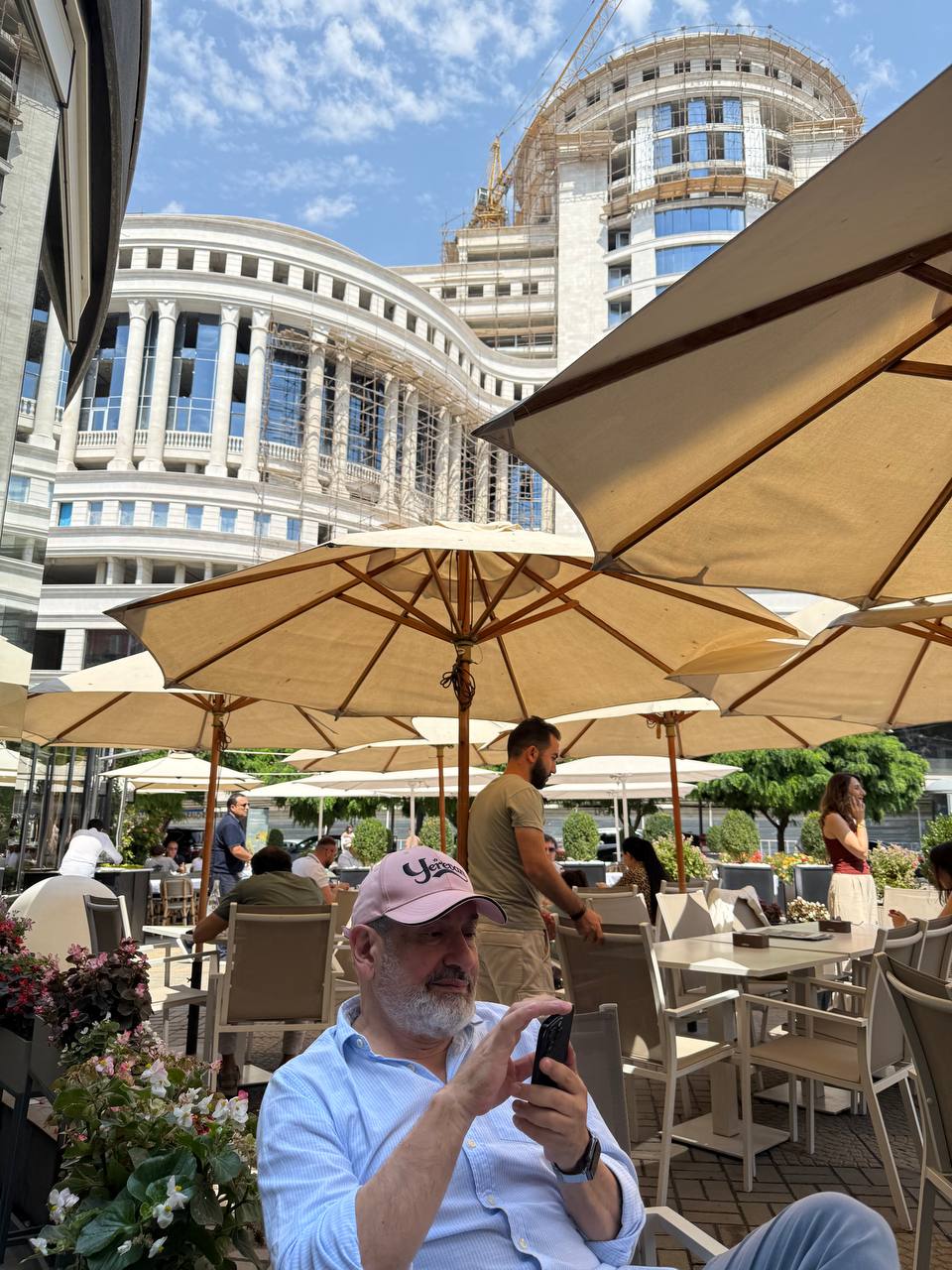 Обещала рассказать про еще один ереванский мэджик, если вы поставите плюсы под постом.
Три дорогих мне человека поставили на троих штук 20 плюсов. И я расскажу вам о меджике | Сетка — социальная сеть от hh.ru