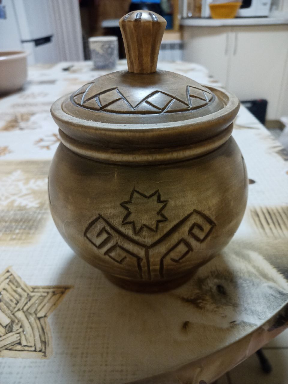 Я вчера закончил ковку,Я два плана залудил,- И в загранкомандировку От завода угодил. Копоть, сажу смыл под душем, Съел холодного язя,- И инструктора прослушал - Что там можно, что нельзя (С) В.С | Сетка — социальная сеть от hh.ru