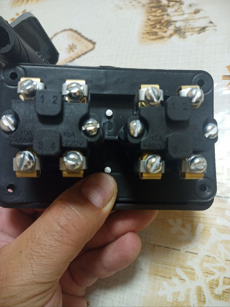 Я вчера закончил ковку,Я два плана залудил,- И в загранкомандировку От завода угодил. Копоть, сажу смыл под душем, Съел холодного язя,- И инструктора прослушал - Что там можно, что нельзя (С) В.С | Сетка — социальная сеть от hh.ru