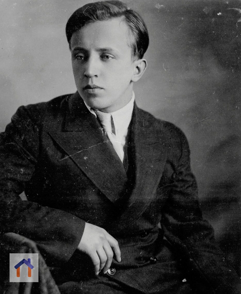 Юрий Есенин – единственный сын знаменитого поэта
Сергей Есенин посвятил сыну строки, написанные сразу после рождения:
"Будь Юрием, москвич.
Живи, в лесу аукай.
И ты увидишь сон свой наяву | Сетка — социальная сеть от hh.ru