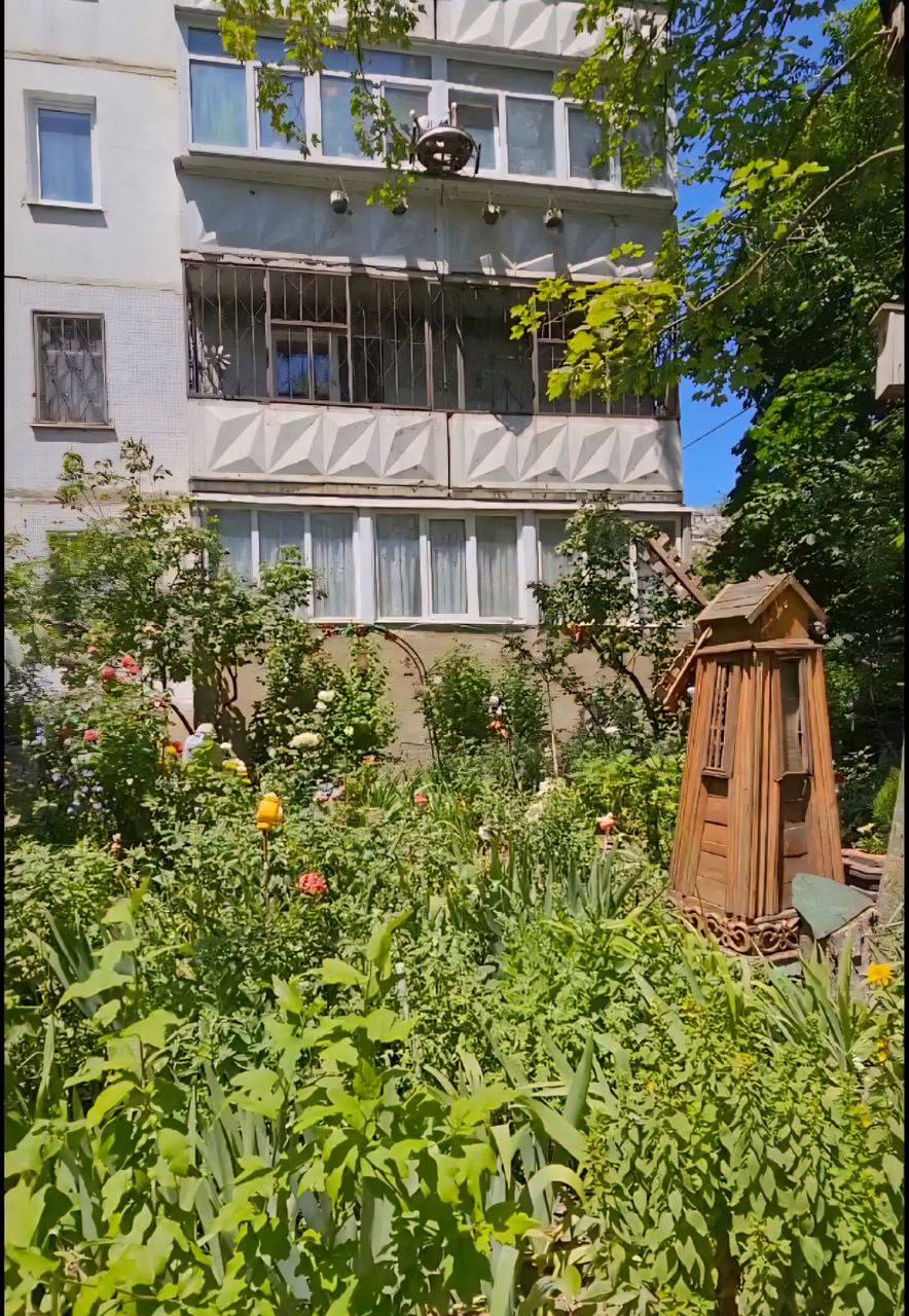 🪄 На улице Космонавтов можно найти избушку на курьих ножках | Сетка — социальная сеть от hh.ru