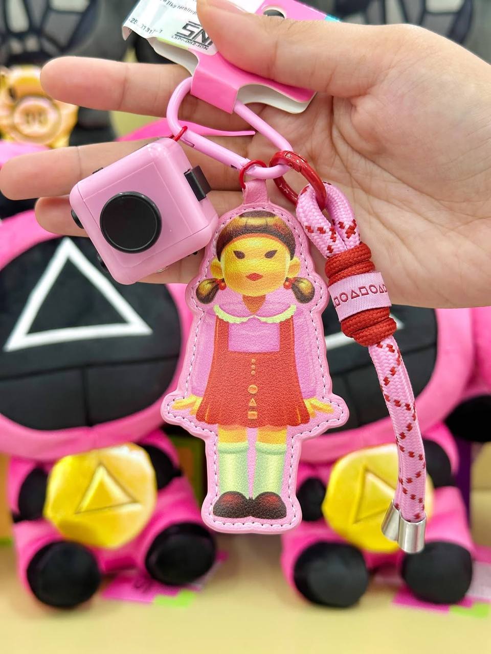 Прикол, индонезийский Miniso подсуетился и выпустил игрушки-подвески, обвесы-брелки и значки на одежду с атрибутикой Игры в кальмара.
Охранники с печеньками выглядят крайне мило. Предрекаем солд-аут 🤩 | Сетка — социальная сеть от hh.ru