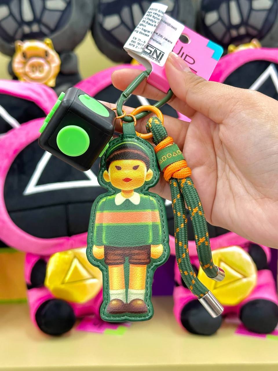 Прикол, индонезийский Miniso подсуетился и выпустил игрушки-подвески, обвесы-брелки и значки на одежду с атрибутикой Игры в кальмара.
Охранники с печеньками выглядят крайне мило. Предрекаем солд-аут 🤩 | Сетка — социальная сеть от hh.ru