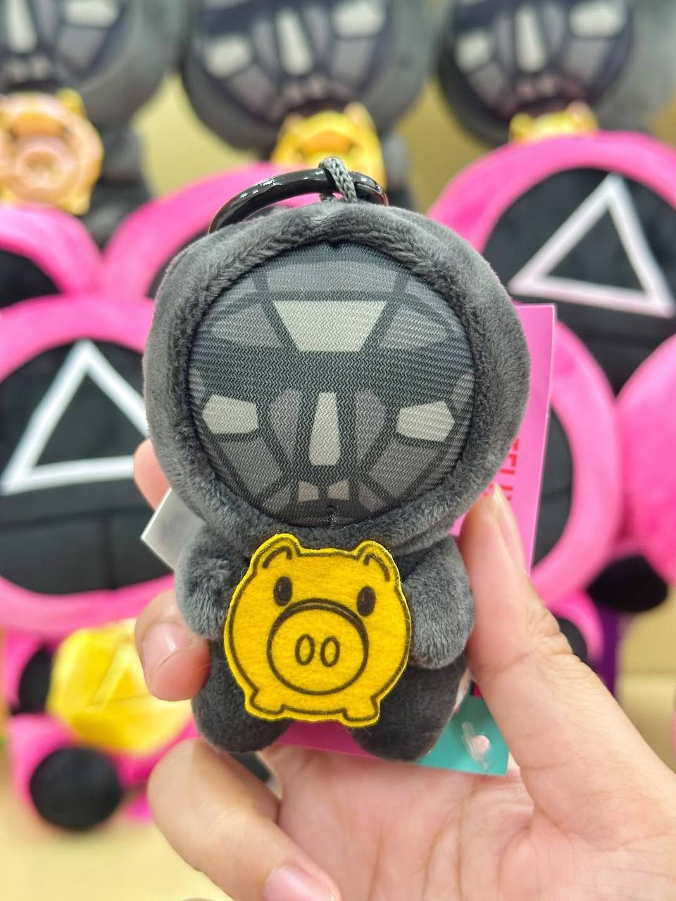 Прикол, индонезийский Miniso подсуетился и выпустил игрушки-подвески, обвесы-брелки и значки на одежду с атрибутикой Игры в кальмара.
Охранники с печеньками выглядят крайне мило. Предрекаем солд-аут 🤩 | Сетка — социальная сеть от hh.ru