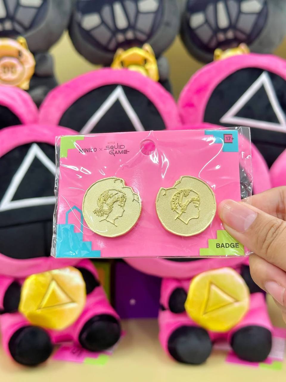 Прикол, индонезийский Miniso подсуетился и выпустил игрушки-подвески, обвесы-брелки и значки на одежду с атрибутикой Игры в кальмара.
Охранники с печеньками выглядят крайне мило. Предрекаем солд-аут 🤩 | Сетка — социальная сеть от hh.ru