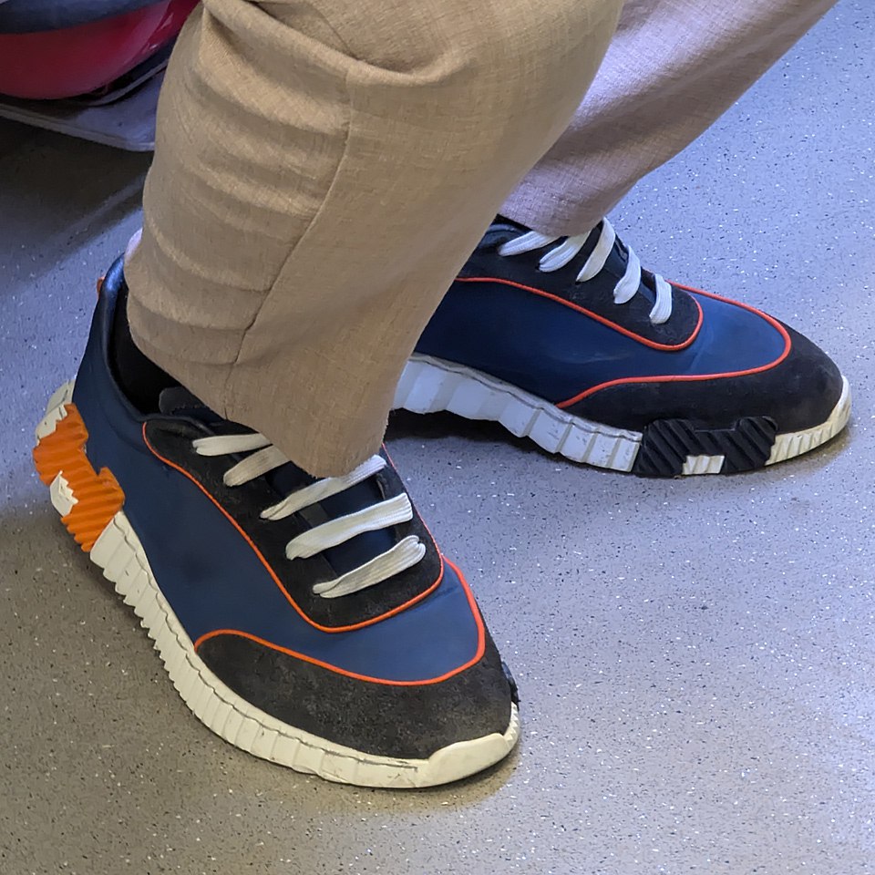 Кроссовки-слипоны от HERMÈS за 890 евро в метрошке… Верим? Или всё-таки это ГЕРМЕСы за чуть поменьше? 😏
На ногах — не просто обувь, а целый H-код статуса | Сетка — социальная сеть от hh.ru