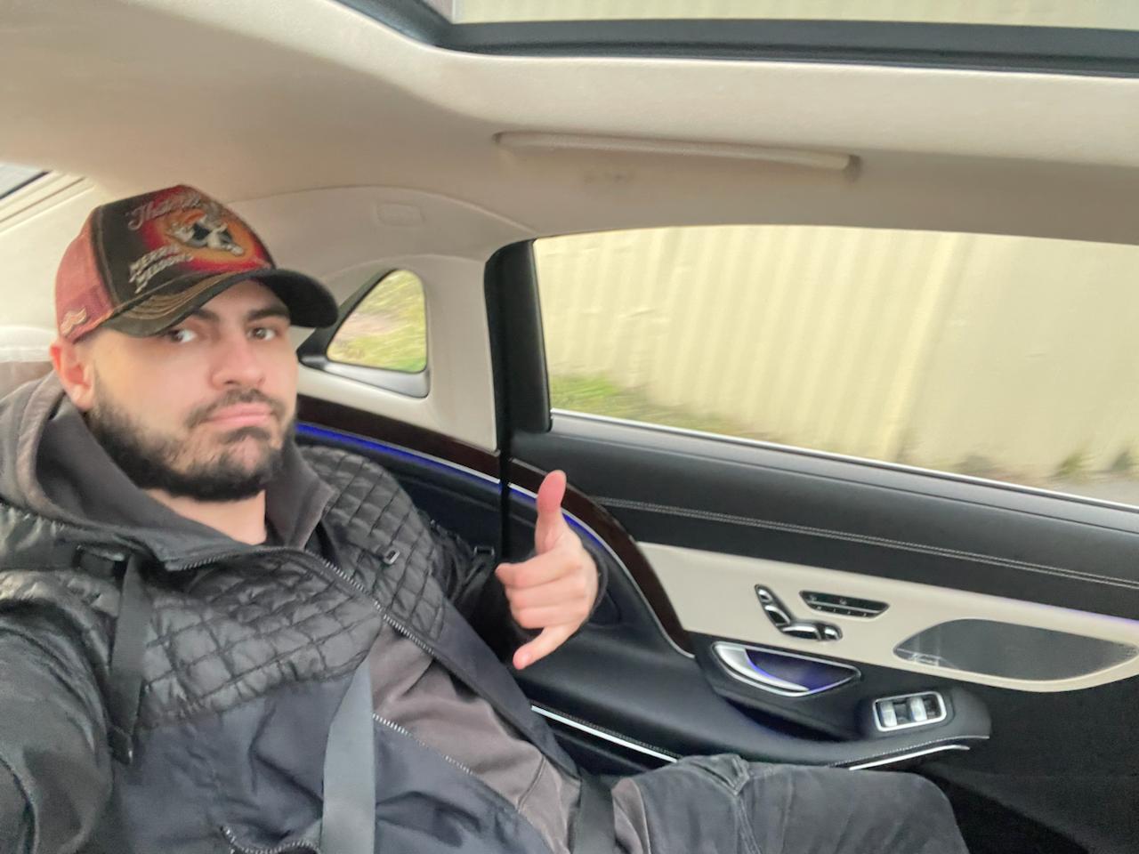 💥 Закон Мёрфи в действии: как я пытался помочь 150 коллегам и чуть не опозорился на весь чат.
Представьте картину: закрытый чат на 150+ крутых профессионалов, трекеров и предпринимателей | Сетка — социальная сеть от hh.ru