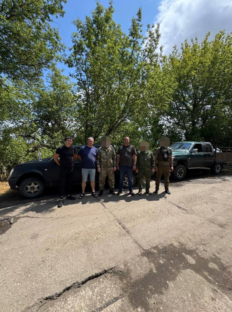 Жители Железноводска передали бойцам СВО два автомобиля
По просьбе наших защитников, земляки совместно с депутатами приобрели транспортные средства. Военные уже выполняют на них задачи | Сетка — социальная сеть от hh.ru