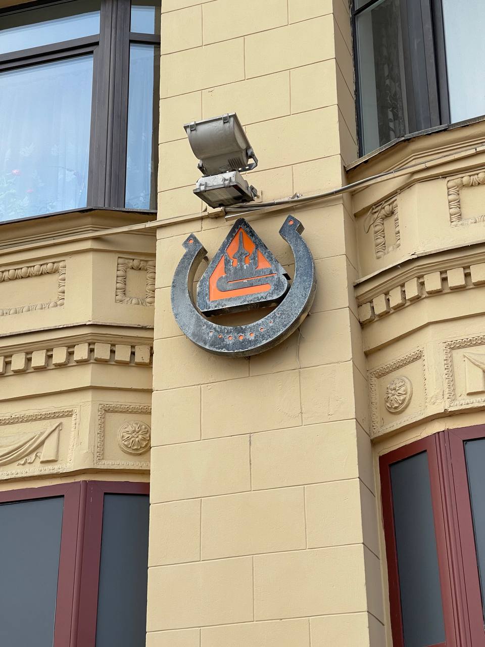 Буквально сегодня вернулся из Минска. Поздравляли @pashaskeptic и подарили первый стихийный студийный мерч. Там получилось вкусить пару дней жаркого лета и холодного пива | Сетка — социальная сеть от hh.ru