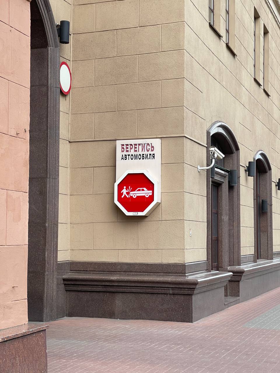 Буквально сегодня вернулся из Минска. Поздравляли @pashaskeptic и подарили первый стихийный студийный мерч. Там получилось вкусить пару дней жаркого лета и холодного пива | Сетка — социальная сеть от hh.ru