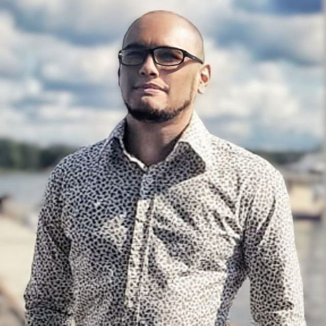 Пост-знакомство
Почему мне стоит доверять?
Меня зовут Евгений Нестеренко, я практикующий психолог, психотерапевт с многолетним опытом работы (более 15 лет) | Сетка — социальная сеть от hh.ru