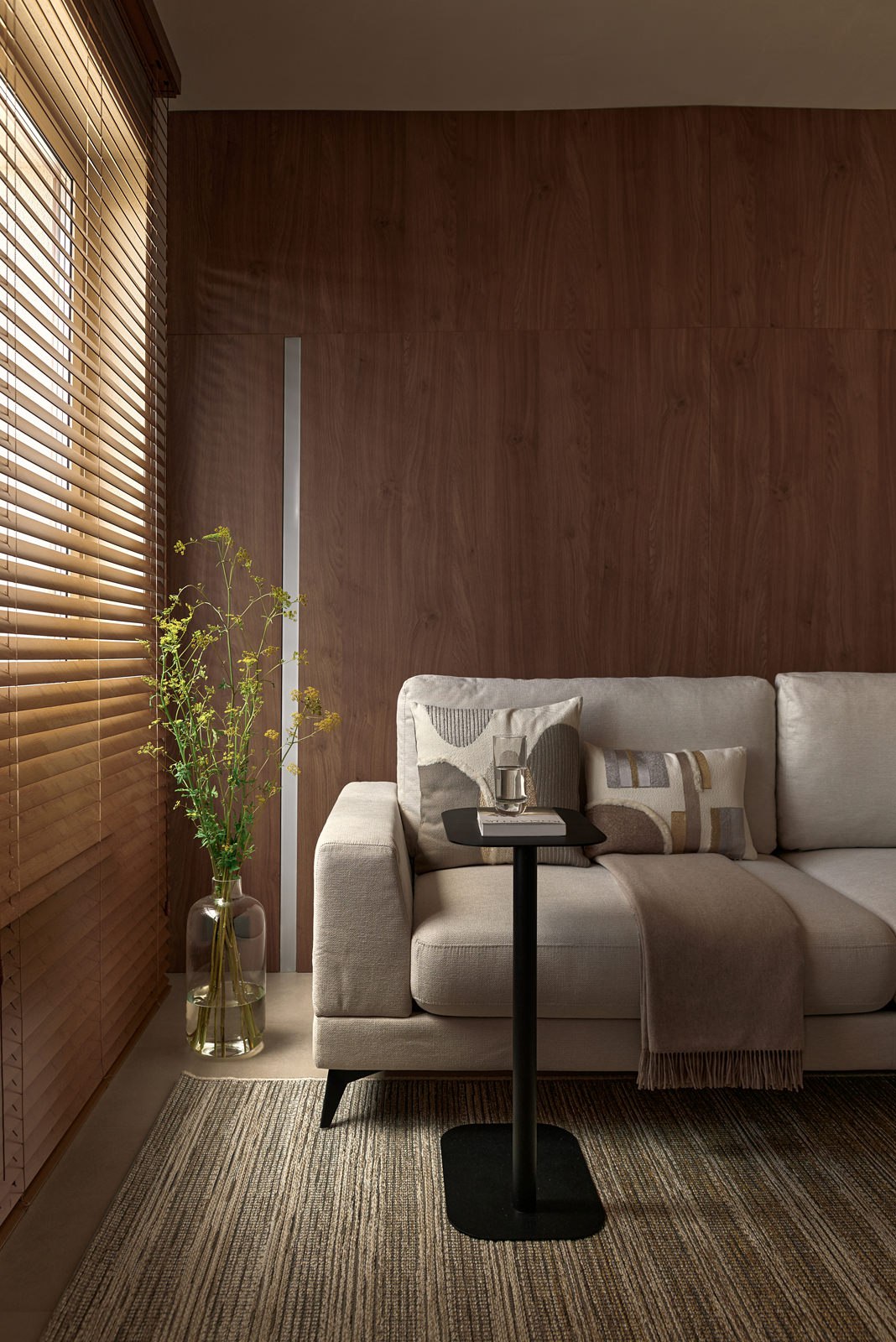 Монохром, минимализм, правильный свет — дизайнер Сергей Эмих создает интерьер как в кино и вне времени. Смотрите на сайте wajournal.ru
Автор проекта: дизайнер Сергей Эмих | Сетка — социальная сеть от hh.ru