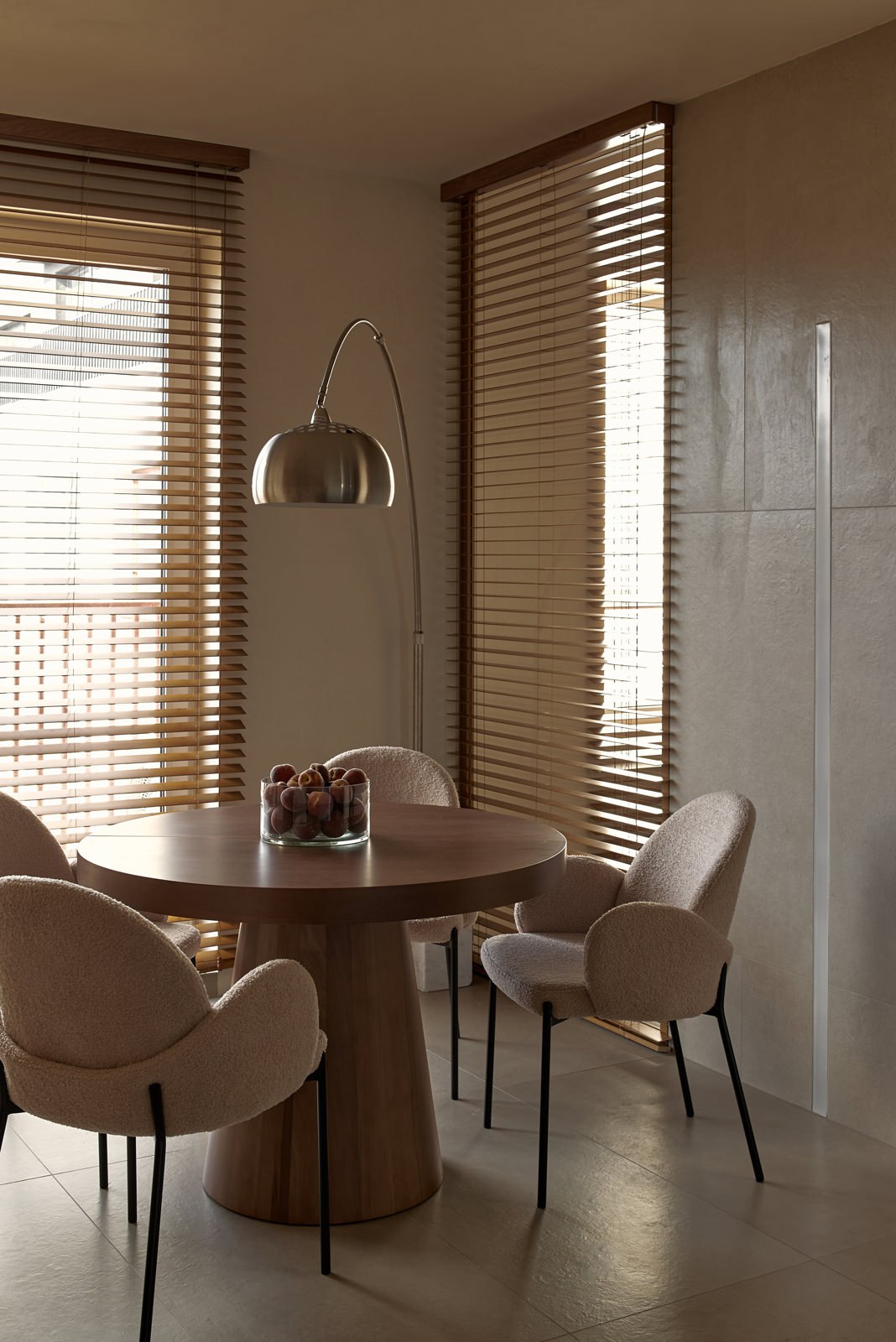 Монохром, минимализм, правильный свет — дизайнер Сергей Эмих создает интерьер как в кино и вне времени. Смотрите на сайте wajournal.ru
Автор проекта: дизайнер Сергей Эмих | Сетка — социальная сеть от hh.ru