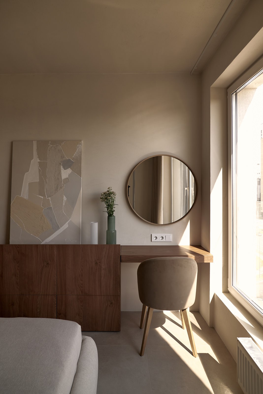 Монохром, минимализм, правильный свет — дизайнер Сергей Эмих создает интерьер как в кино и вне времени. Смотрите на сайте wajournal.ru
Автор проекта: дизайнер Сергей Эмих | Сетка — социальная сеть от hh.ru