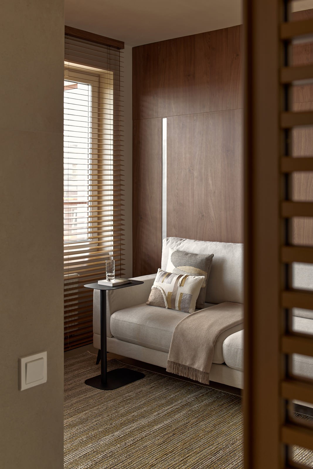 Монохром, минимализм, правильный свет — дизайнер Сергей Эмих создает интерьер как в кино и вне времени. Смотрите на сайте wajournal.ru
Автор проекта: дизайнер Сергей Эмих | Сетка — социальная сеть от hh.ru