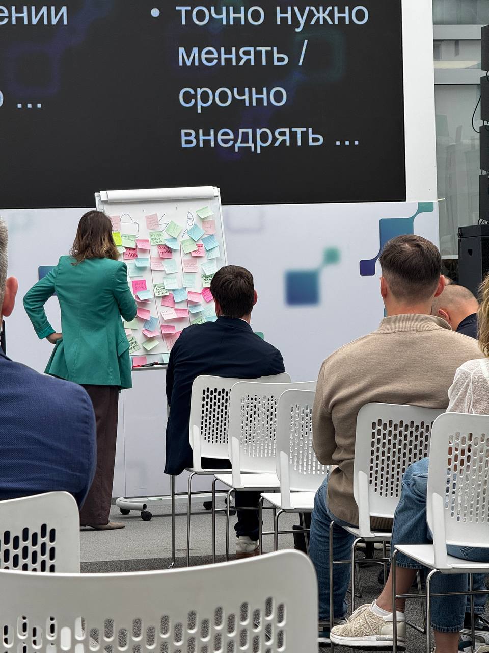 3 дня с топами Сбера, куча кейсов, защиты, фидбэк.
ИИ всё плотнее входит в управленческие головы — и это радует.
Внедрять агентов ради профита — да.
Учиться думать вместе с ИИ — уже тоже да. | Сетка — социальная сеть от hh.ru