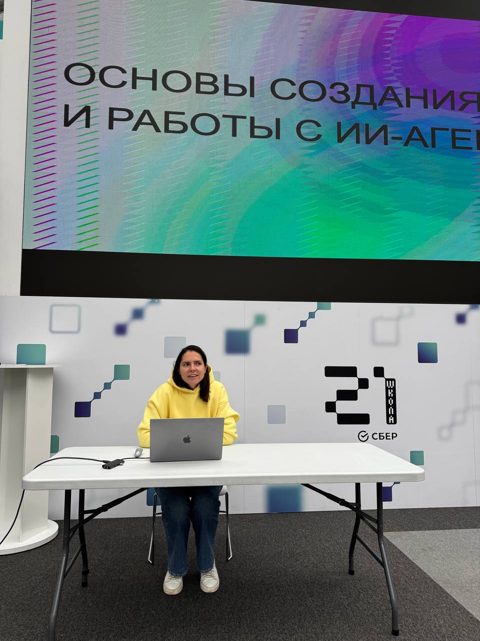 3 дня с топами Сбера, куча кейсов, защиты, фидбэк.
ИИ всё плотнее входит в управленческие головы — и это радует.
Внедрять агентов ради профита — да.
Учиться думать вместе с ИИ — уже тоже да. | Сетка — социальная сеть от hh.ru