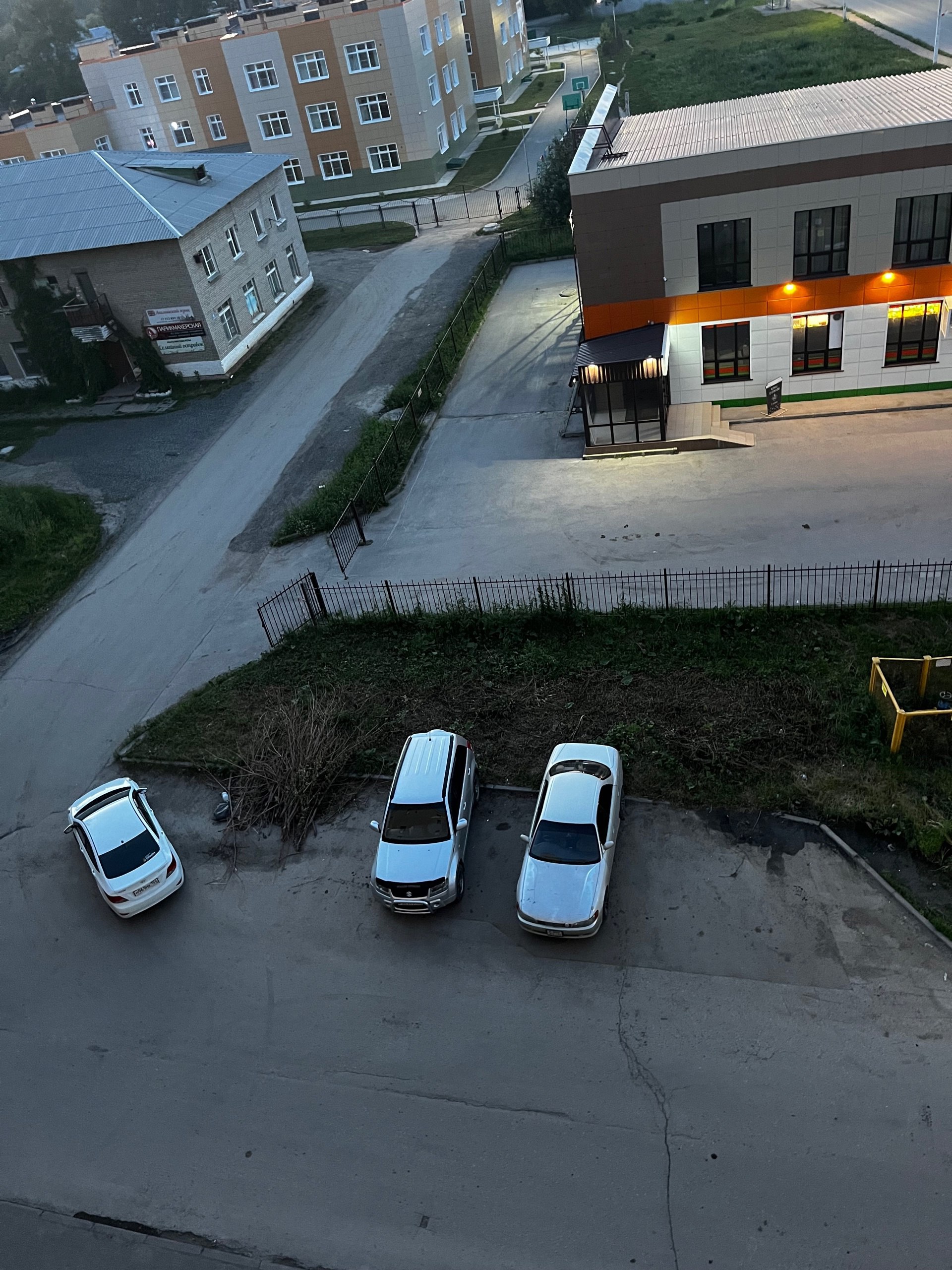 «Городское хозяйство»,хотя какое вы хозяйство,вредители!
Уберите за собой,совесть имейте!
Неделю уже валяется,тут так-то парковка | Сетка — социальная сеть от hh.ru