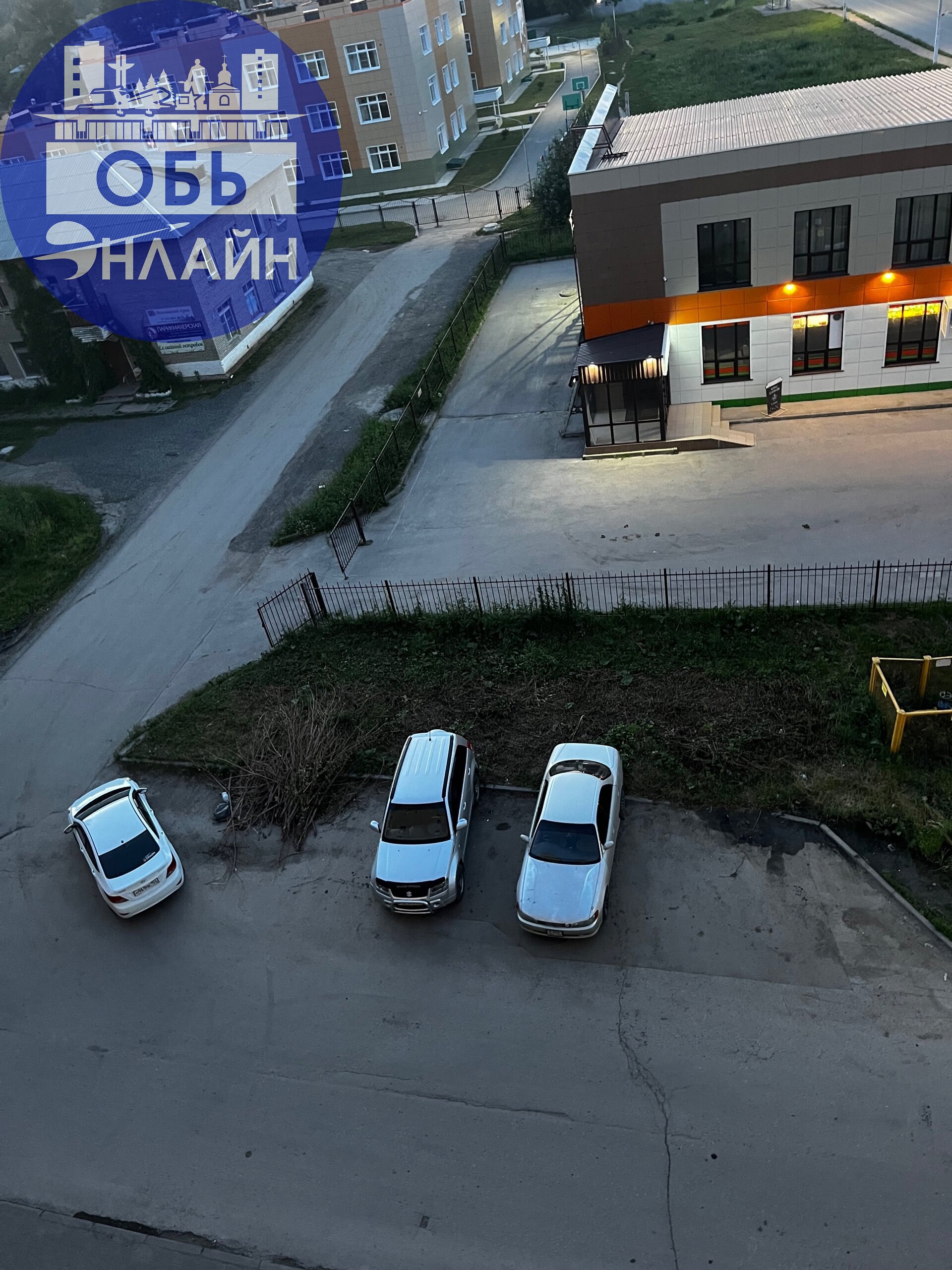 ↗ «Городское хозяйство»,хотя какое вы хозяйство,вредители!
Уберите за собой,совесть имейте!
Неделю уже валяется,тут так-то парковка | Сетка — социальная сеть от hh.ru