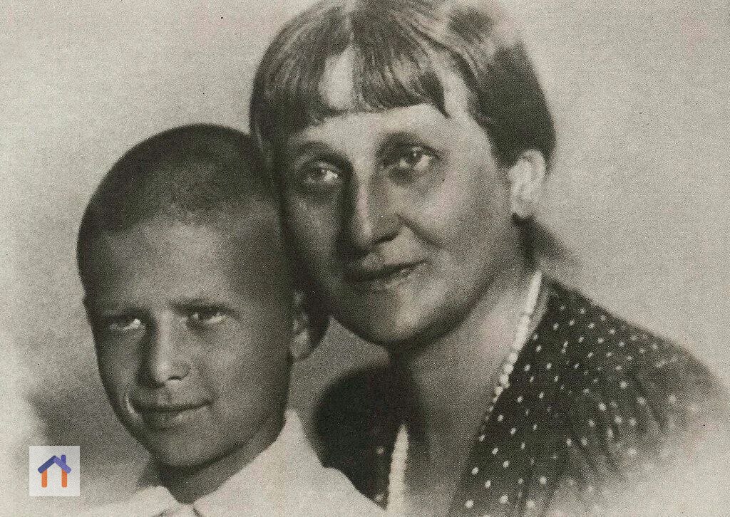 В 30-х годах в одну из комнат квартиры в Фонтанном доме, где жила Ахматова, вселили рабочую семью (это называлось "уплотнение") | Сетка — социальная сеть от hh.ru