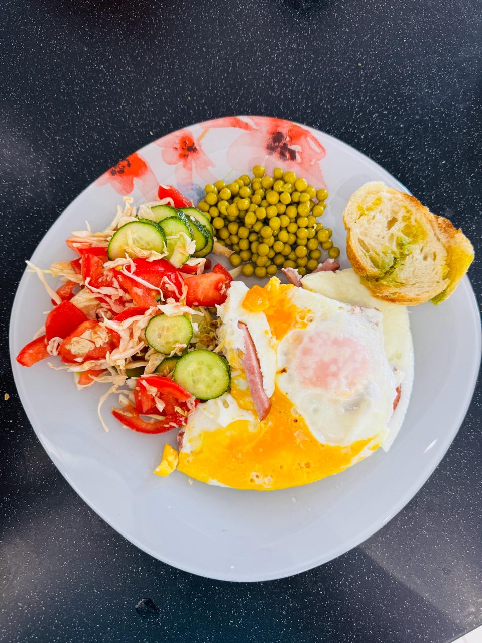 🍳 Готовка — точно не то, от чего я кайфую.
Обычно я заказываю еду в сервисах типа groowfood.ru, где всё уже порезано, расфасовано и почти готово | Сетка — социальная сеть от hh.ru
