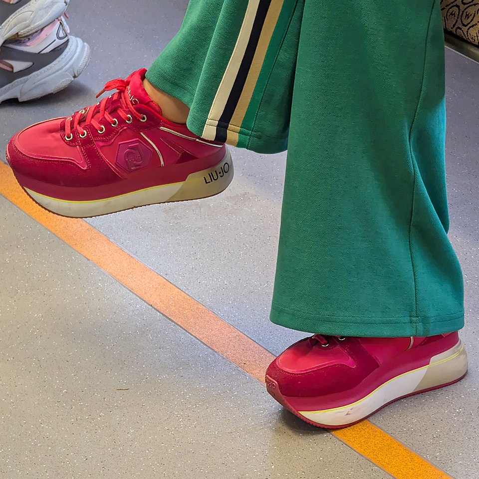 Когда видишь даму в фуксийных кроссовках и зелёных спортивных брюках — невольно представляешь себе что-то итальянское, яркое ✨ возможно даже немного гламурное. И не зря | Сетка — социальная сеть от hh.ru