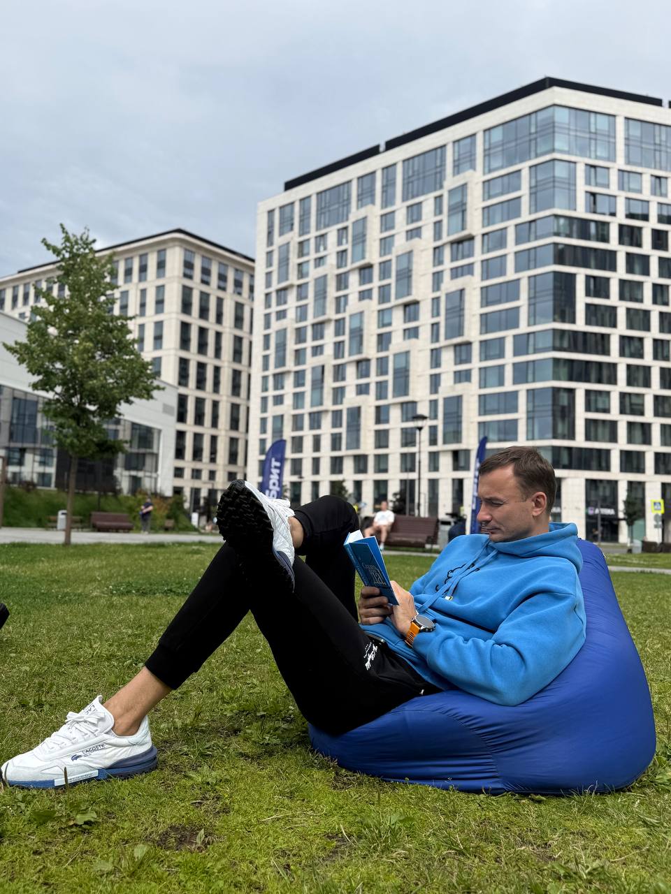30 книг за год. Или как я догоняю самого себя на 10 лет позже.
Когда-то я искал себя повсюду, в отношениях, дисциплине, хаосе, ограничениях и удовольствиях.
Теперь ищу себя… на полке. С книгами | Сетка — социальная сеть от hh.ru