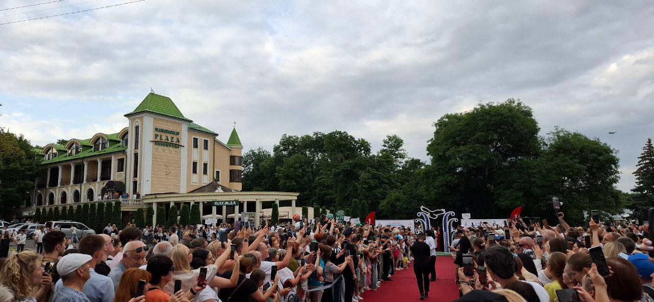 В Ессентуках стартовал III международный детский кинофестиваль «Хрустальный ИсточникЪ»
С 5 по 12 июля жители и гости города-курорта смогут ощутить атмосферу кино, встретить актеров и режиссеров | Сетка — социальная сеть от hh.ru