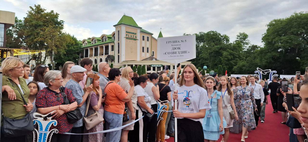 В Ессентуках стартовал III международный детский кинофестиваль «Хрустальный ИсточникЪ»
С 5 по 12 июля жители и гости города-курорта смогут ощутить атмосферу кино, встретить актеров и режиссеров | Сетка — социальная сеть от hh.ru